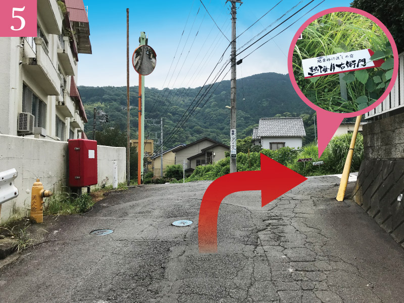 ルート５：写真の交差点を右折。