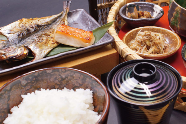 朝食：豊富な品数と温かな鍋物で身体にやさしい朝ごはん