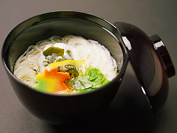 旨味の詰まった鯛飯は是非味わっていただきたい一品